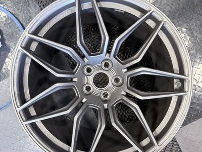 4 OEM new 2024 Corvette Z06 Rims Titanium Silver with hubs and lugnuts No TPM