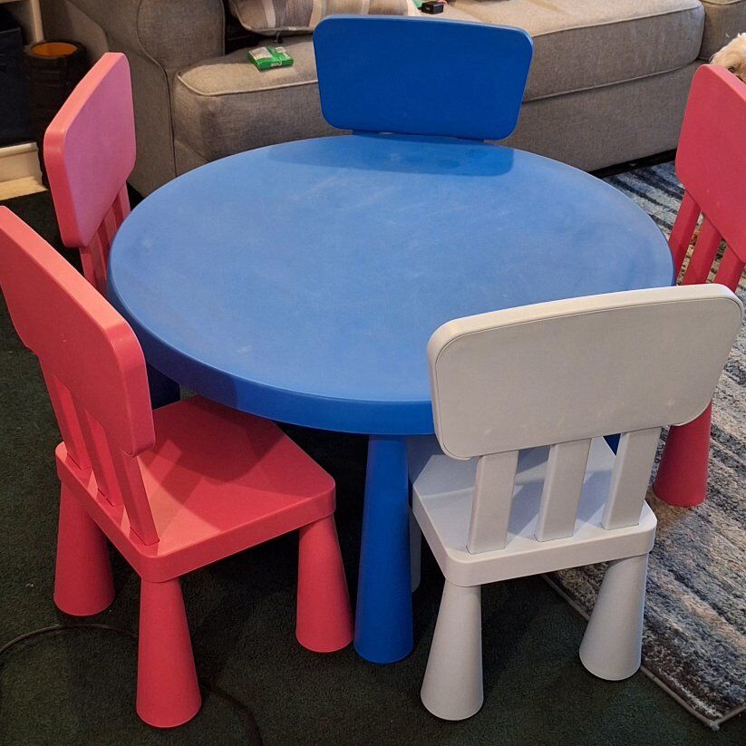 IKIA MAMMUT Round Children's Table w/Five Chairs (