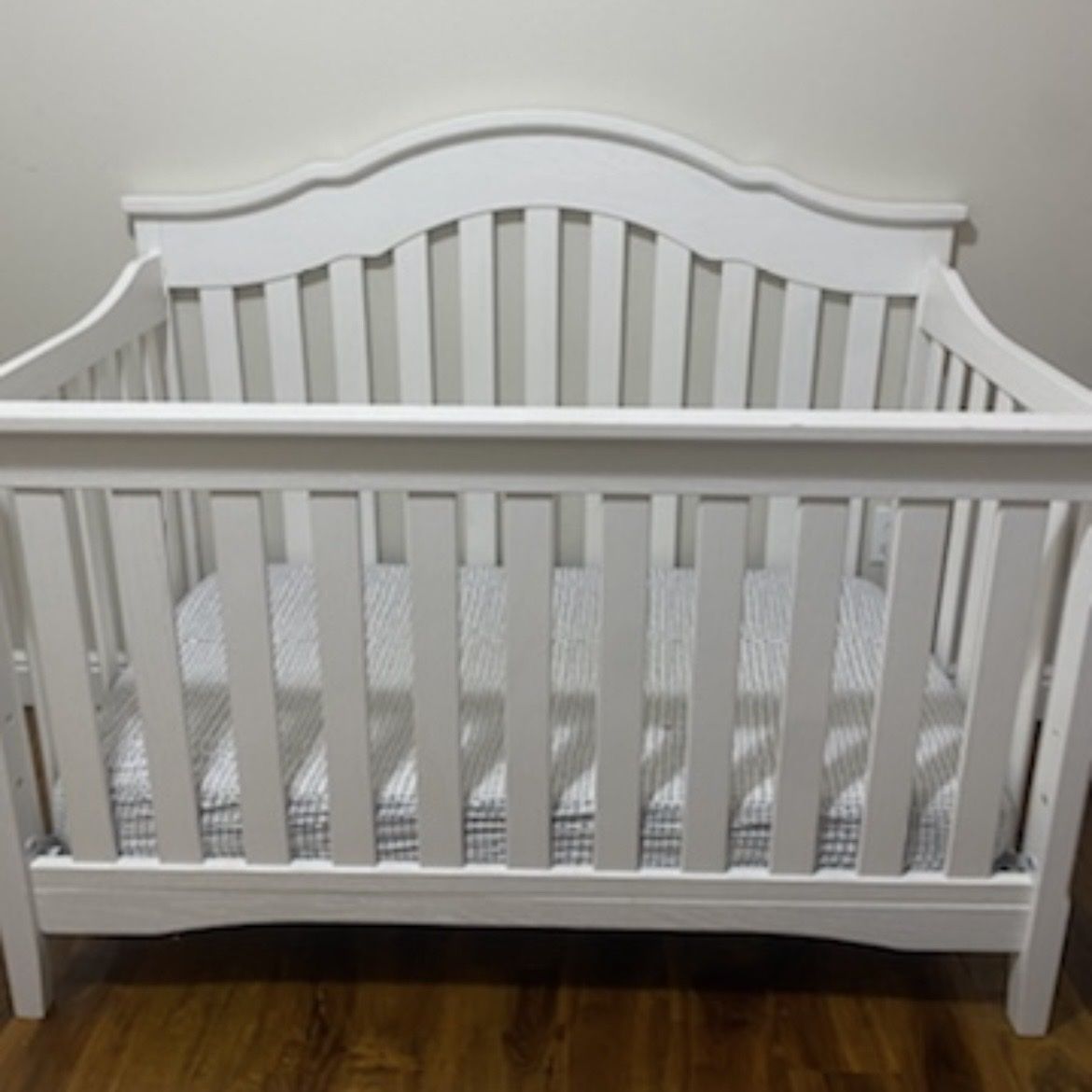 Delta Children White with Mattress, Adjustable Height, Excellent Condition