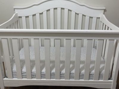 Delta Children White with Mattress, Adjustable Height, Excellent Condition
