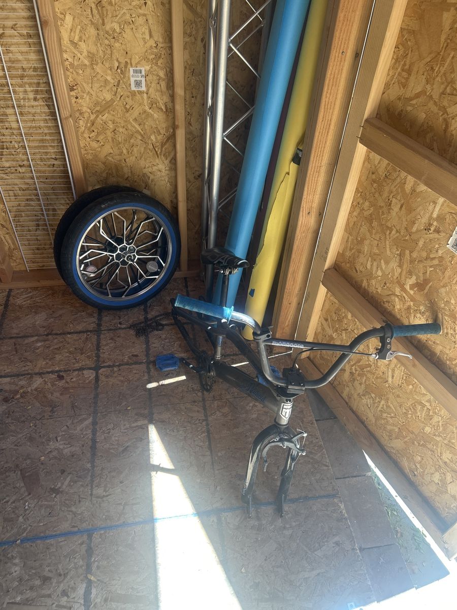 Mongoose BMX bike with dimond back seat