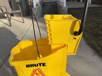 Commercial floor cleaning bucket