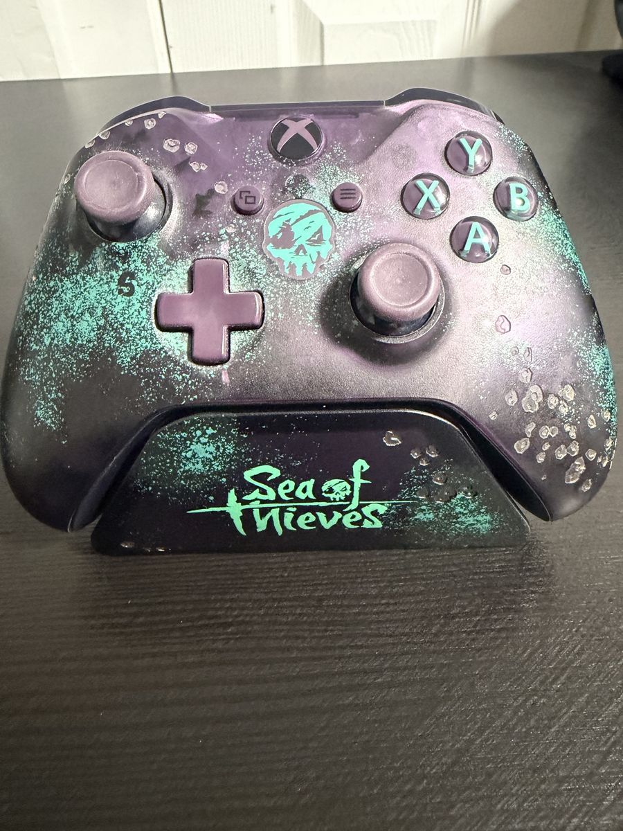 Sea of Thieves Xbox Controller with non charging stand.