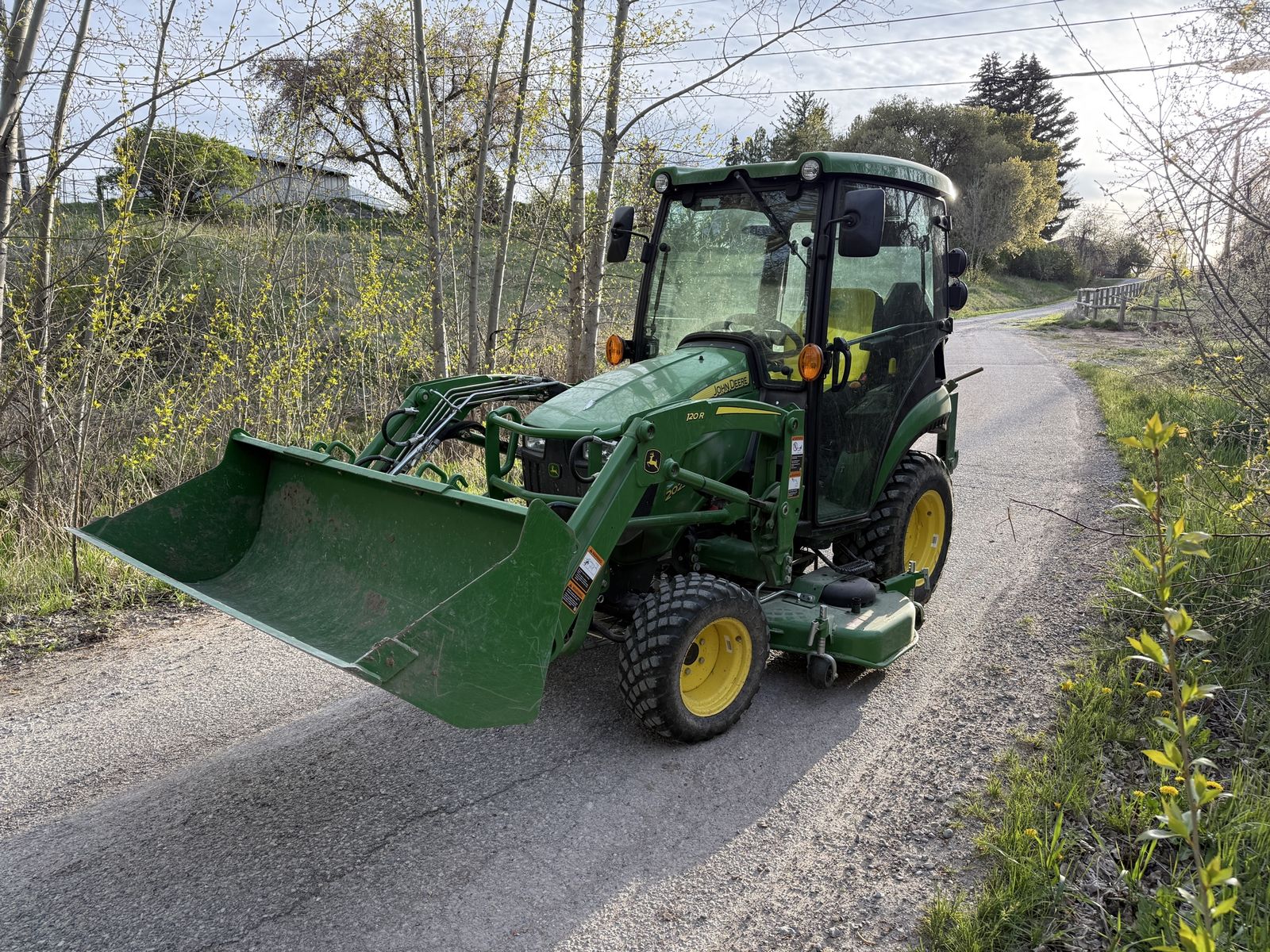 2022 John Deere 2025R Compact Tractor with Cab