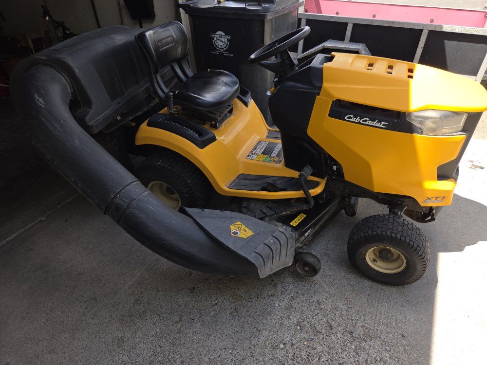 2017 CUB CADET RIDING LAWN MOWER
