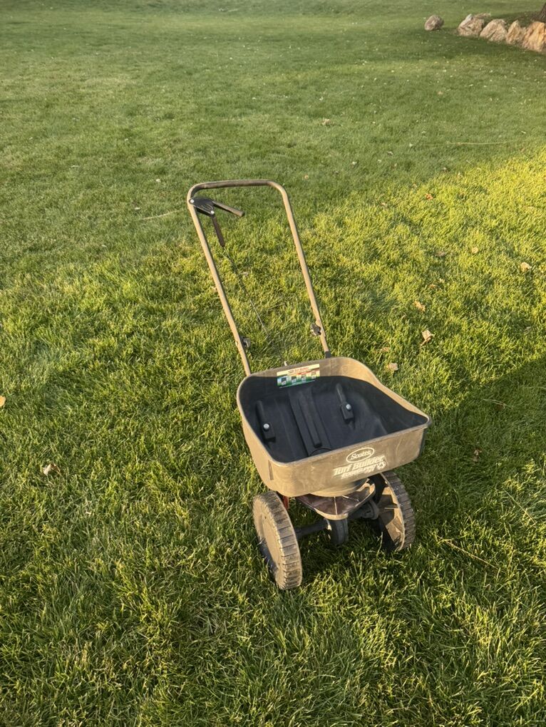 Turf Builder Edge Guard Mini Spreader Salt