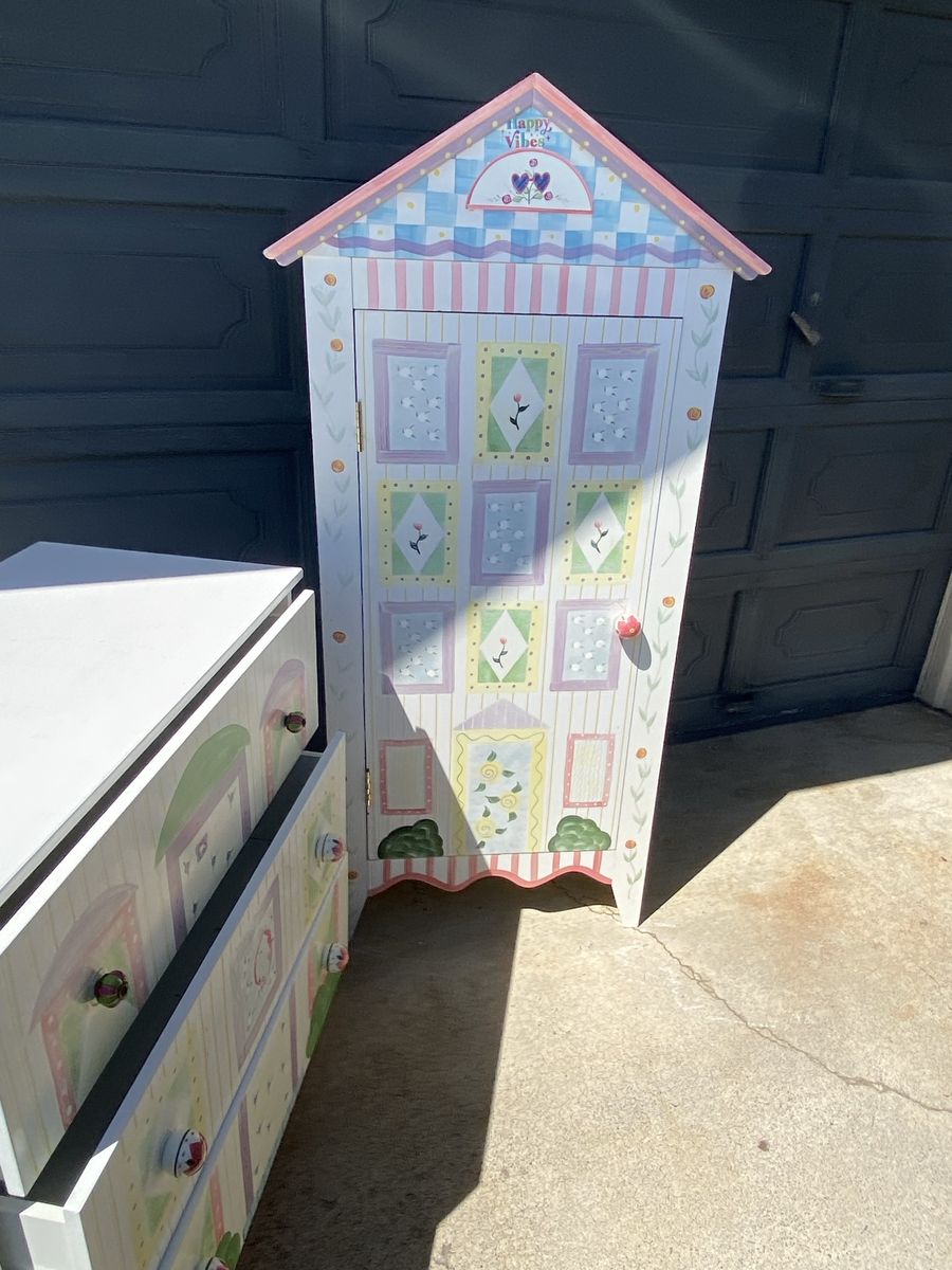 Nice Childs Dresser Set