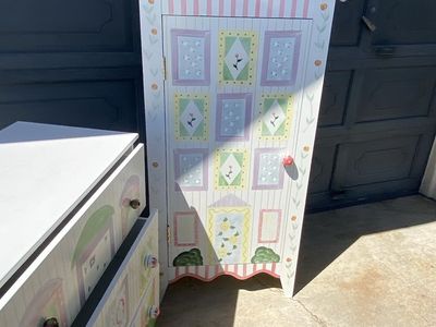 Nice Childs Dresser Set