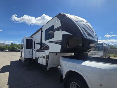 2017 Dutchmen Voltage 3605 very nice toyhauler