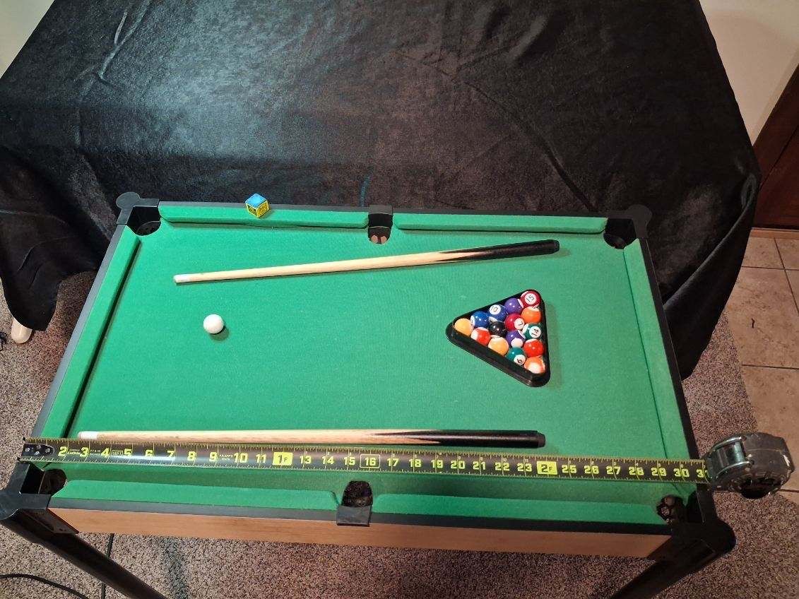 Mini pool table