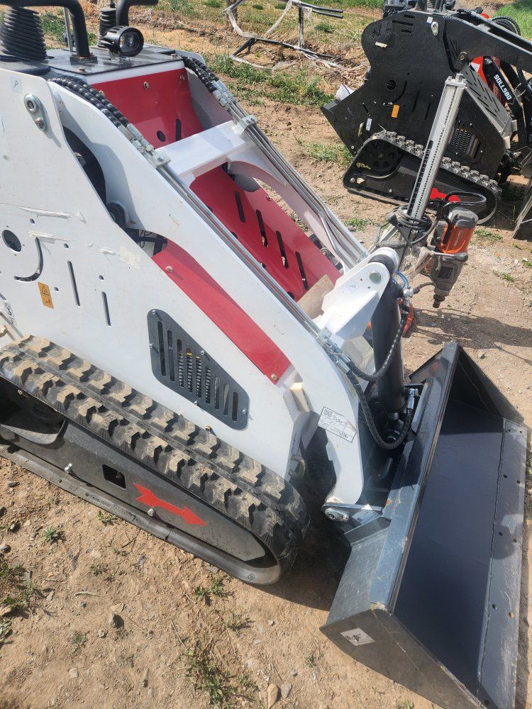 new mini skid steer with Briggs and Stratton engine