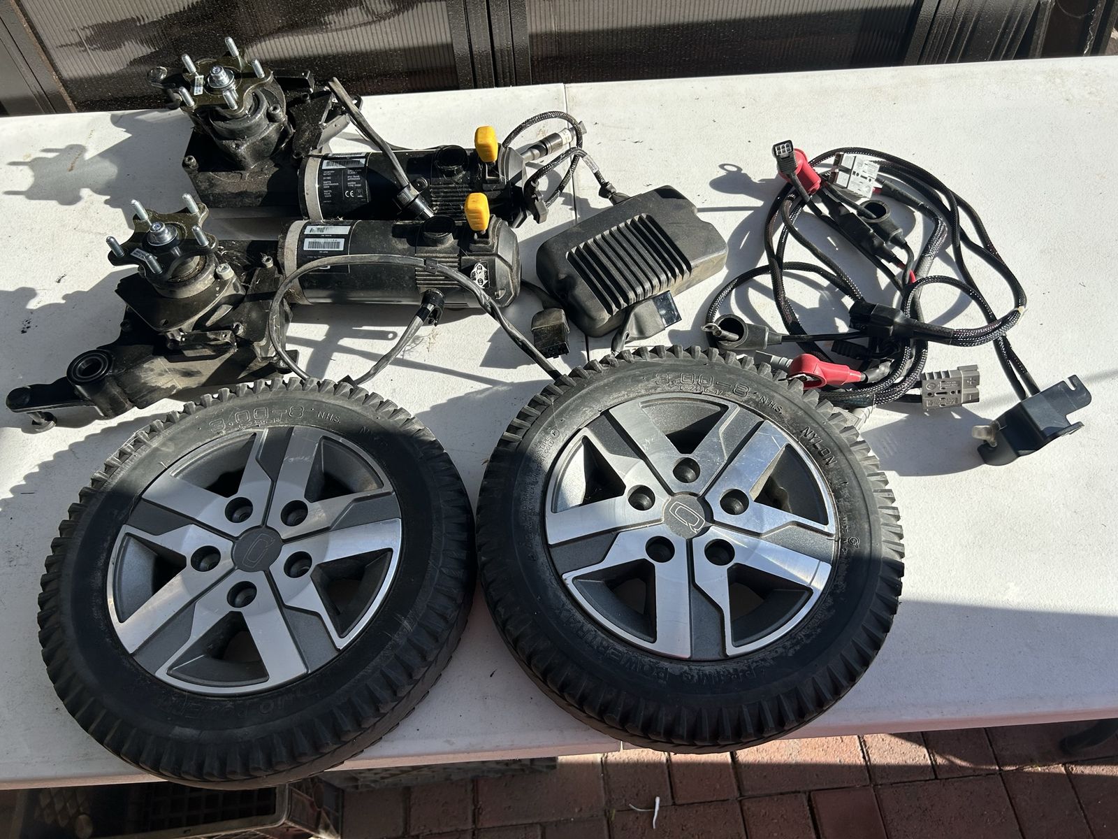 Quantum Q6 Edge 2.0 Left & Right Motor Gearbox, Computer, Cables Plus Battery Harnesses & Solid Wheels