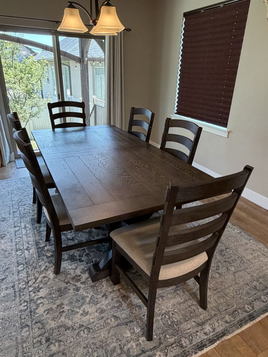 Paladin Dining Set