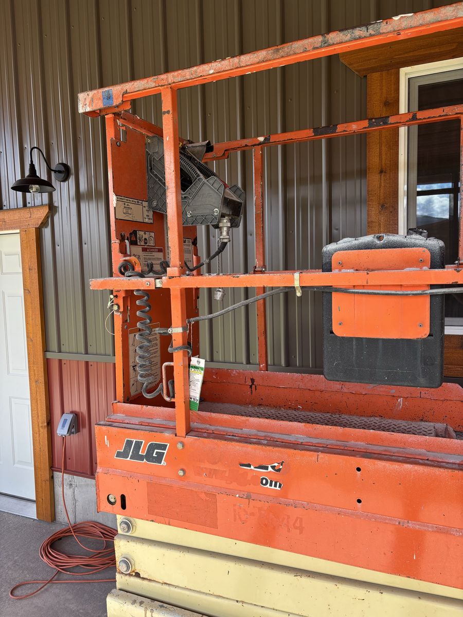 2016 JLG scissor lift 2032ES