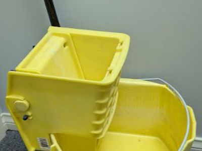 Rubbermaid FG758021YEL Mop Wringer Bucket With Wheels, 35 qt Capacity, Plastic Bucket/Pail, Yellow
