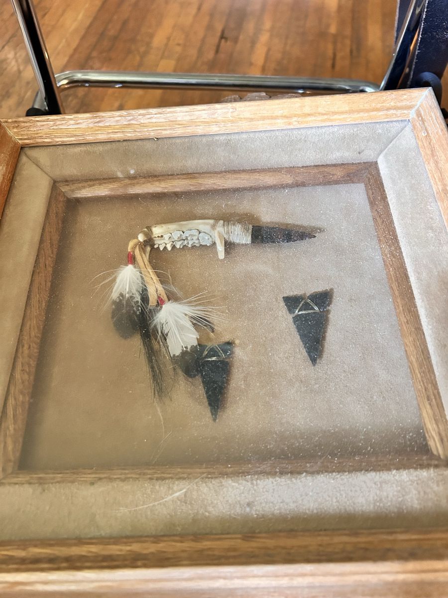 NATIVE AMERICAN SPEAR POINT KNIFE JAWKNIFE & Two ARROWHEAD in Shadowbox Frame 
