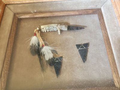 NATIVE AMERICAN SPEAR POINT KNIFE JAWKNIFE & Two ARROWHEAD in Shadowbox Frame