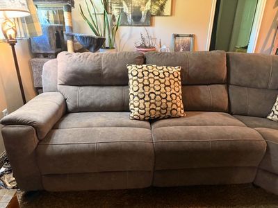 Large Grey Couch (4 piece) (2 ends recline)