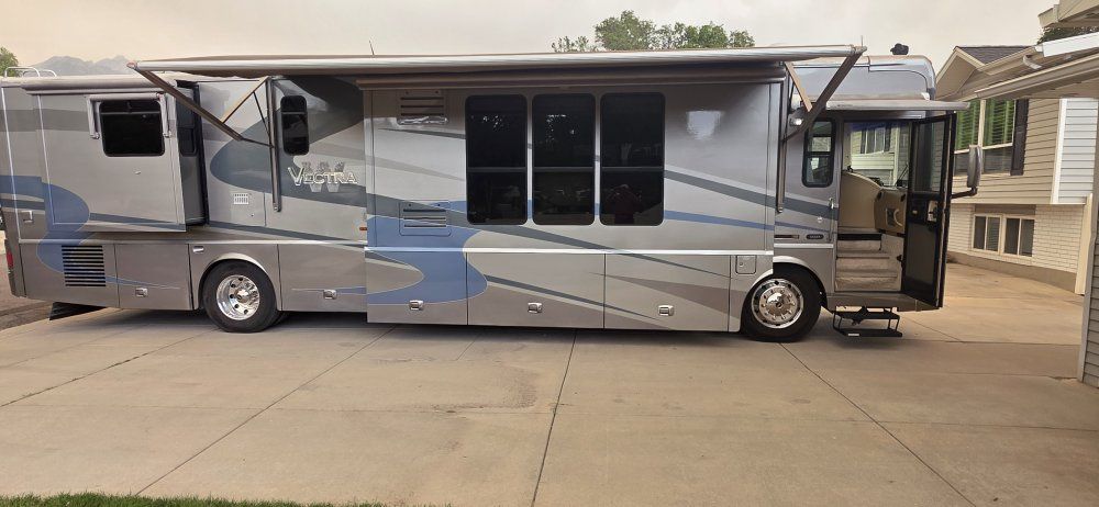 2005 Winnebago Vectra Diesel Pusher- 75,956- Garage kept