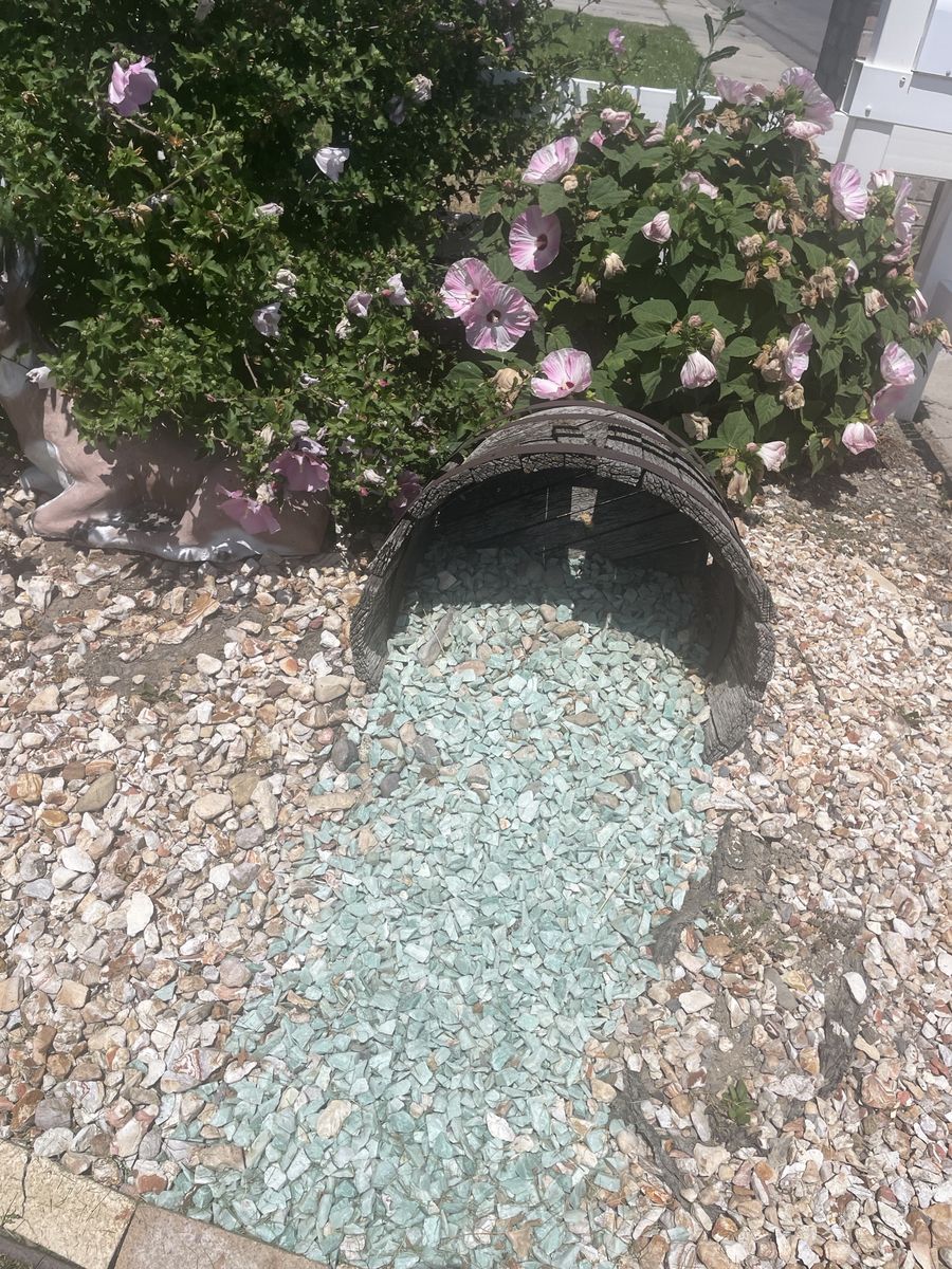 Free White and Light Green Decorative Landscape Rocks for Garden