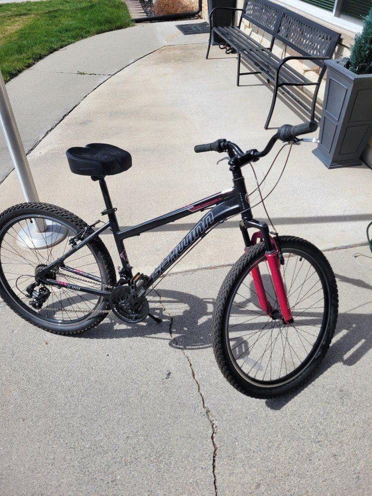 Woman's Shwinn Sidewinder mountain bike