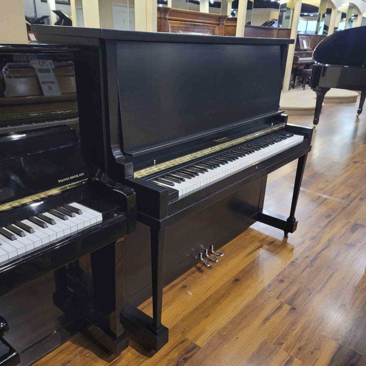 UNIQUE LIKE-NEW UPRIGHT PIANO