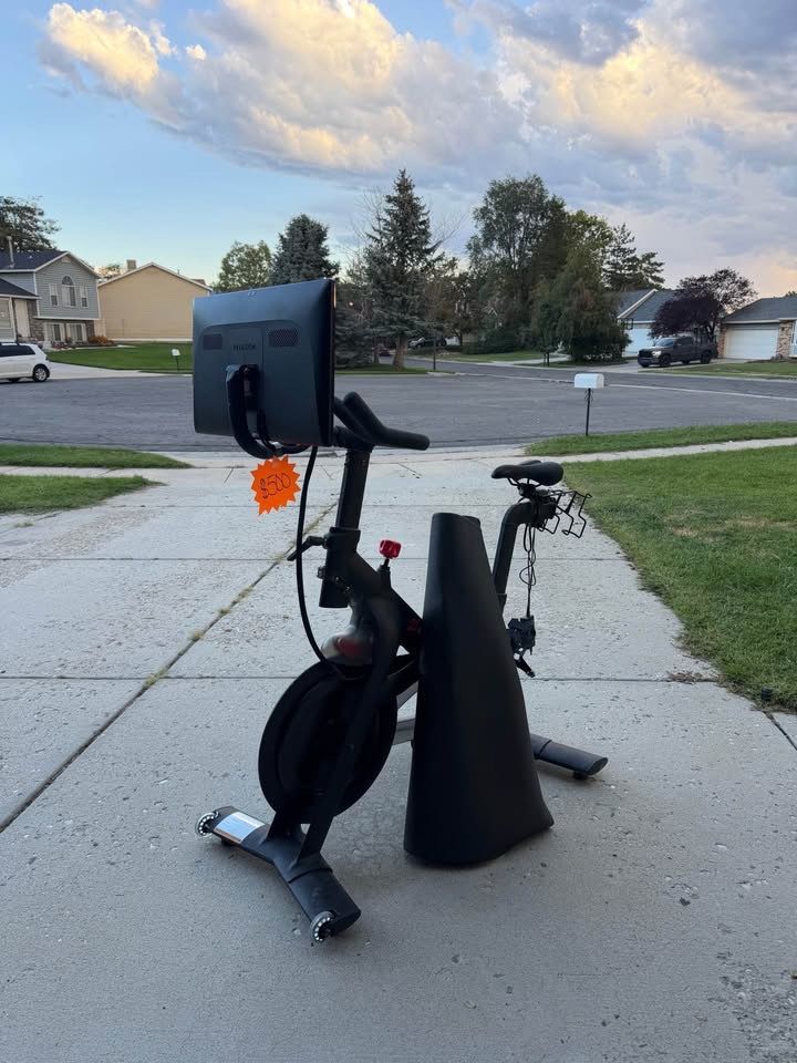 Peloton Bike with Accessories – Priced to Sell