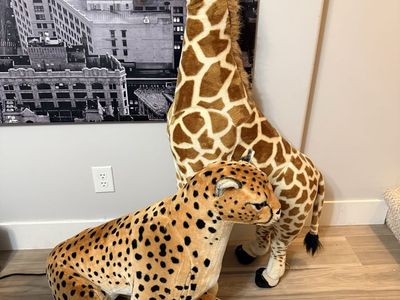 Melissa & Doug Lifelike Plush Stuffed Animals - Giraffe (5ft) & Cheetah (3ft) - Set of 2