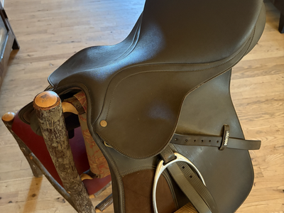 Wintec All-Purpose 17.5" Saddle (with accessories)