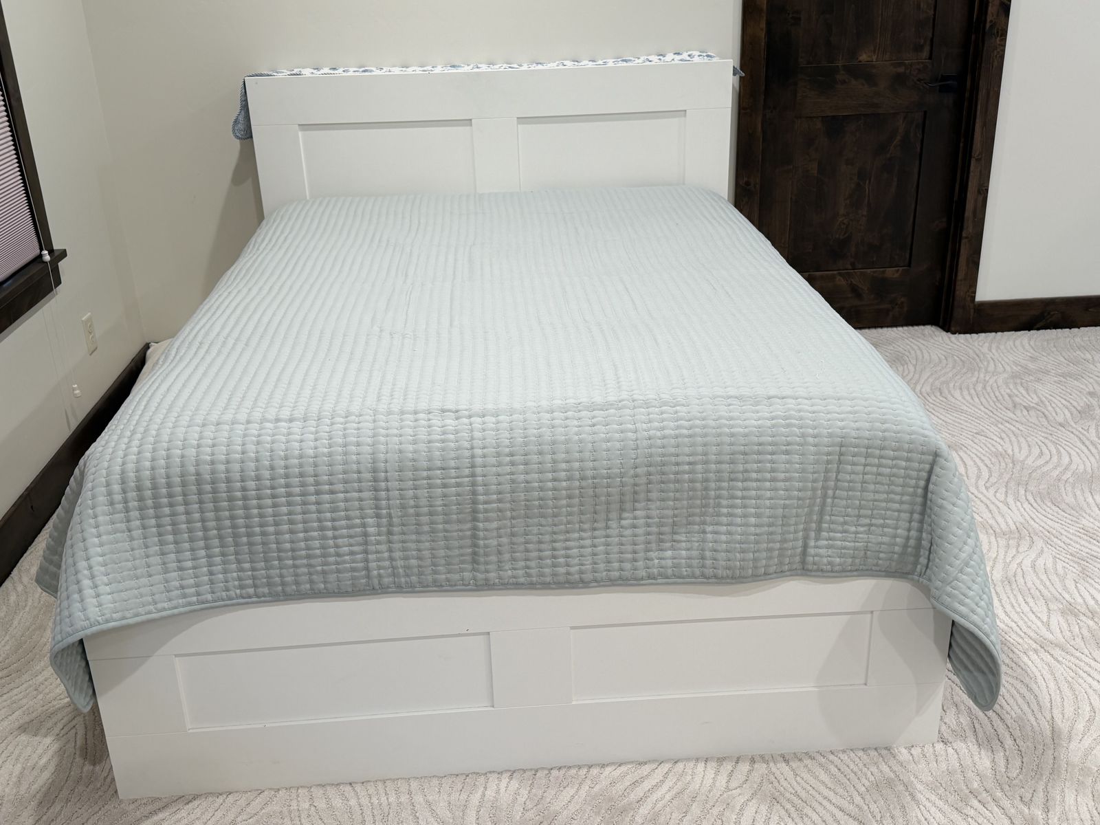 Queen bed & headboard with nocks