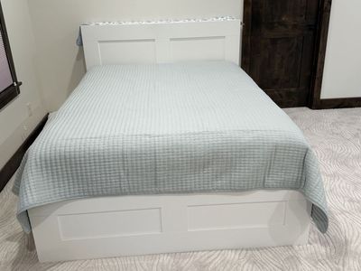 Queen bed & headboard with nocks