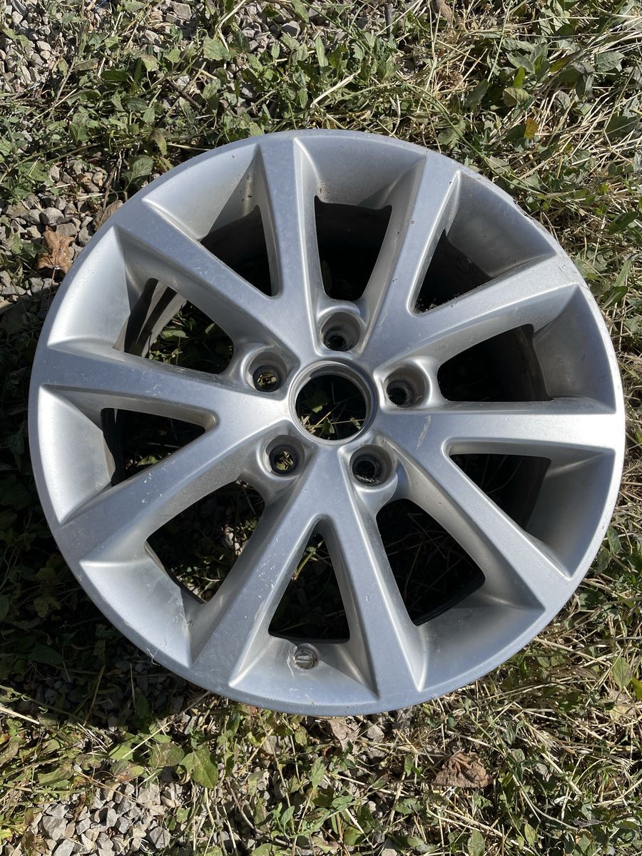 OEM VW Jetta 5-Lug Silver Alloy Wheel (Single) - Scratches, Minor Scuffing