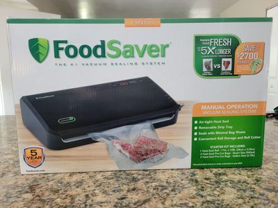 NEW IN BOX FoodSaver Vacuum Sealer 2100 Starter Kit