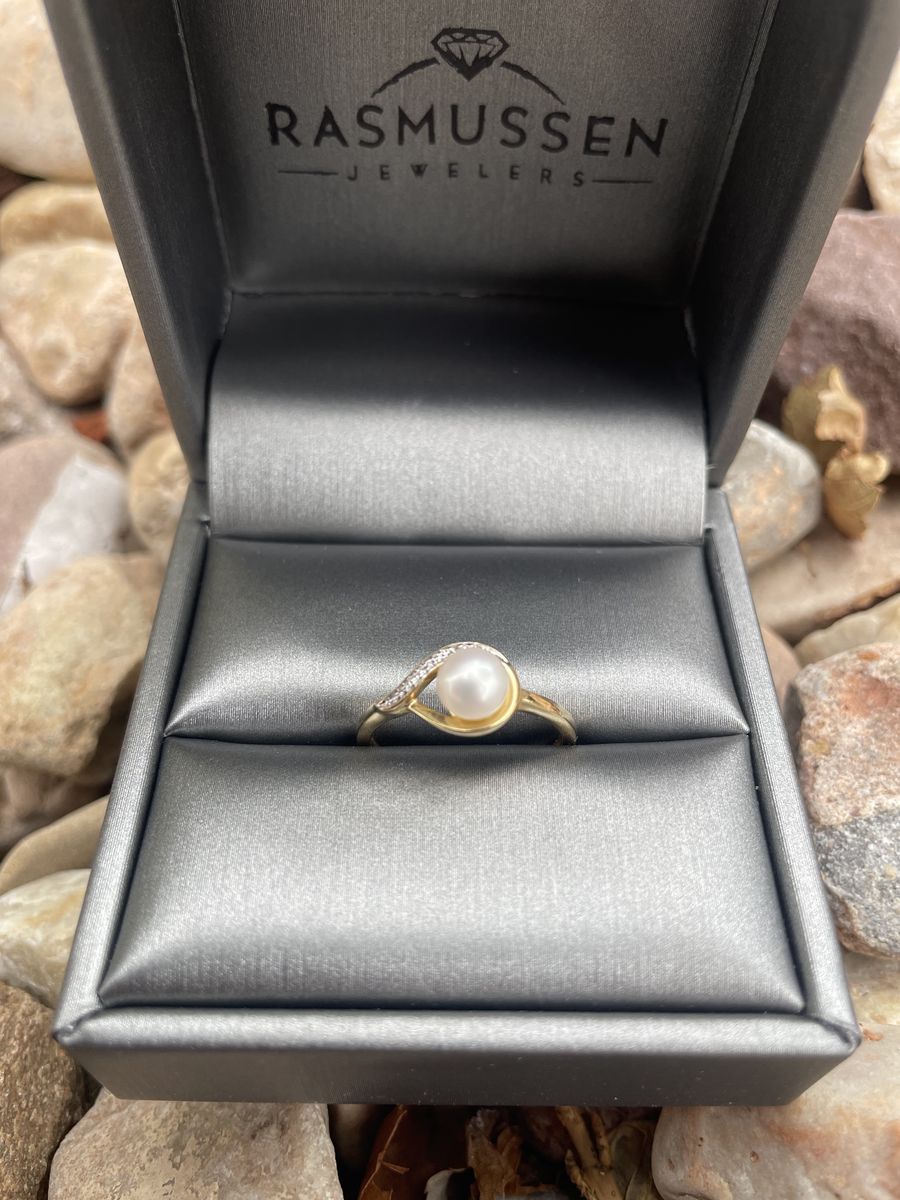 14K Yellow Gold Ring with Diamonds and 0.50-carat Pearl