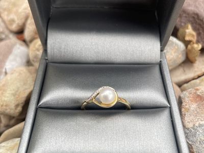 14K Yellow Gold Ring with Diamonds and 0.50-carat Pearl