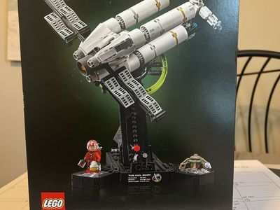 LEGO Icons Project Hail Mary Building Set 11389 - 830 Pieces