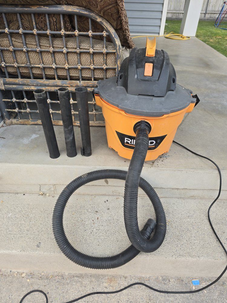 RIDGID 9-Gallon Wet/Dry Shop Vacuum (4.25 Peak HP) – Includes Hose & Extensions