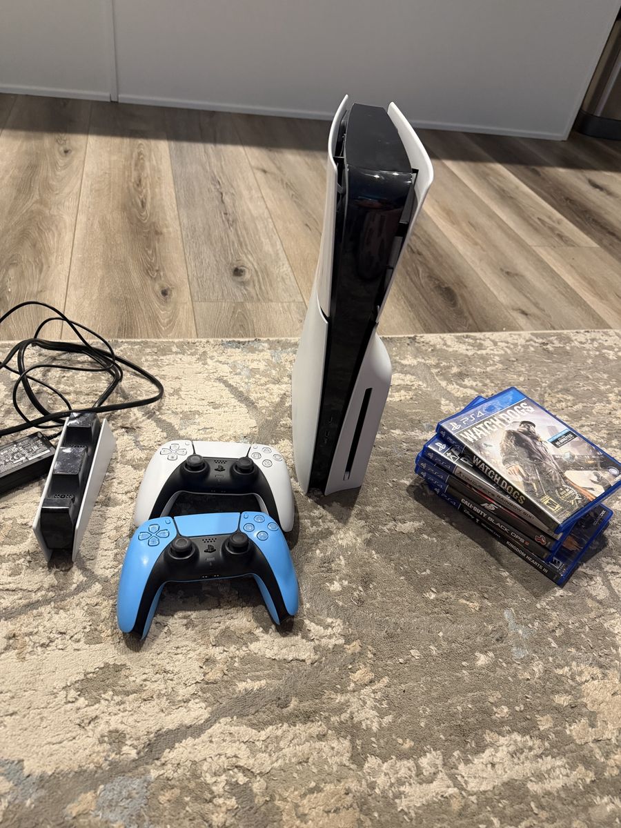PlayStation 5 Disc Edition + 2 Controllers