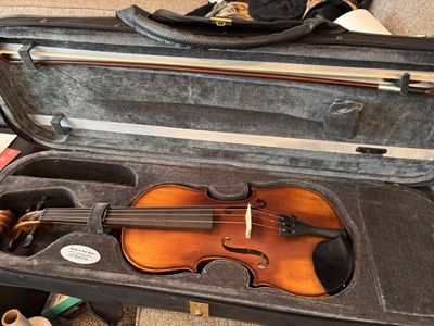 Like New Classical Strings 4/4 Violin In Case With