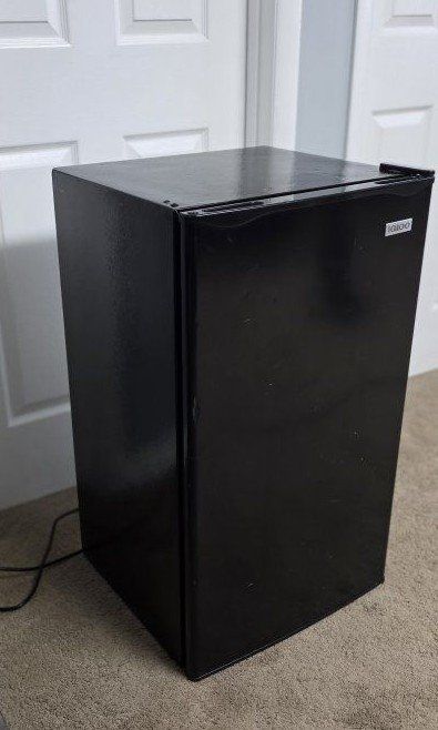 Igloo IRF32BK 3.2 Cu.Ft. Single Door Compact Refrigerator with Freezer, Black
