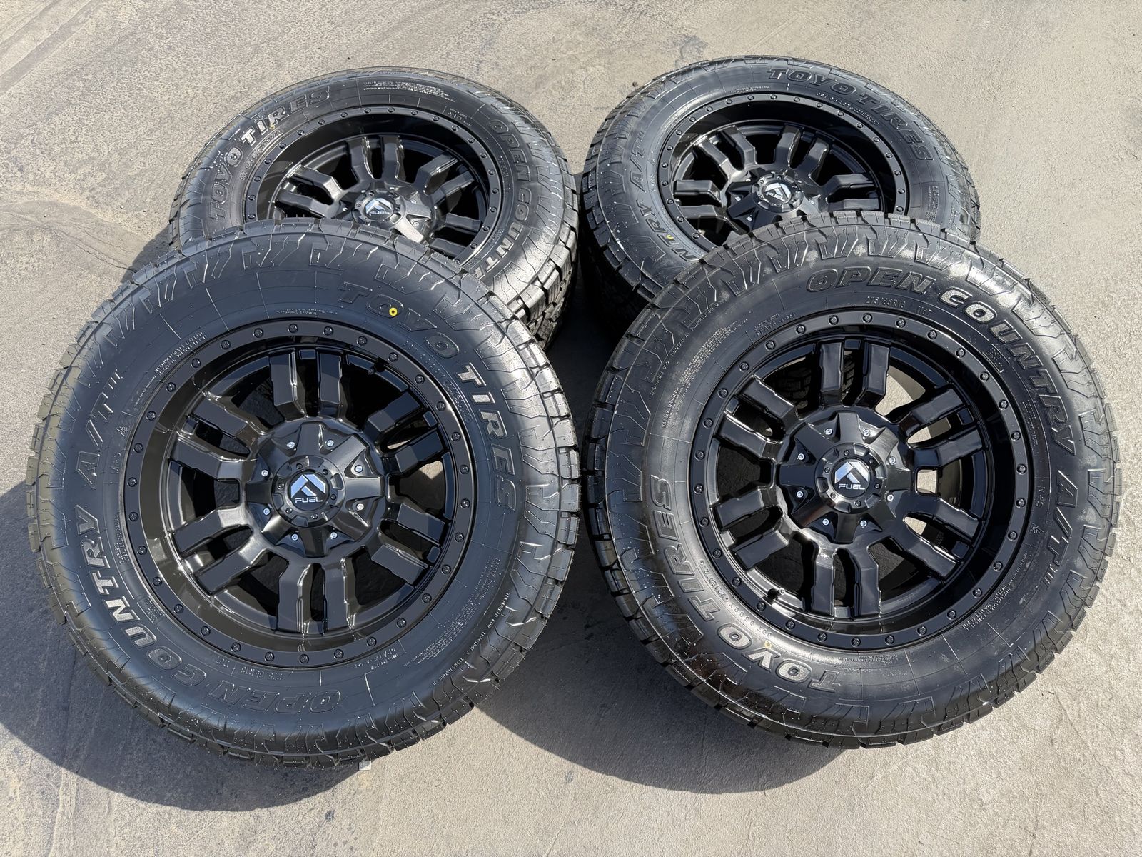 275/65r18 Toyo AT3 Fuel Sledge 6x5.5 Chevy 6x135 6