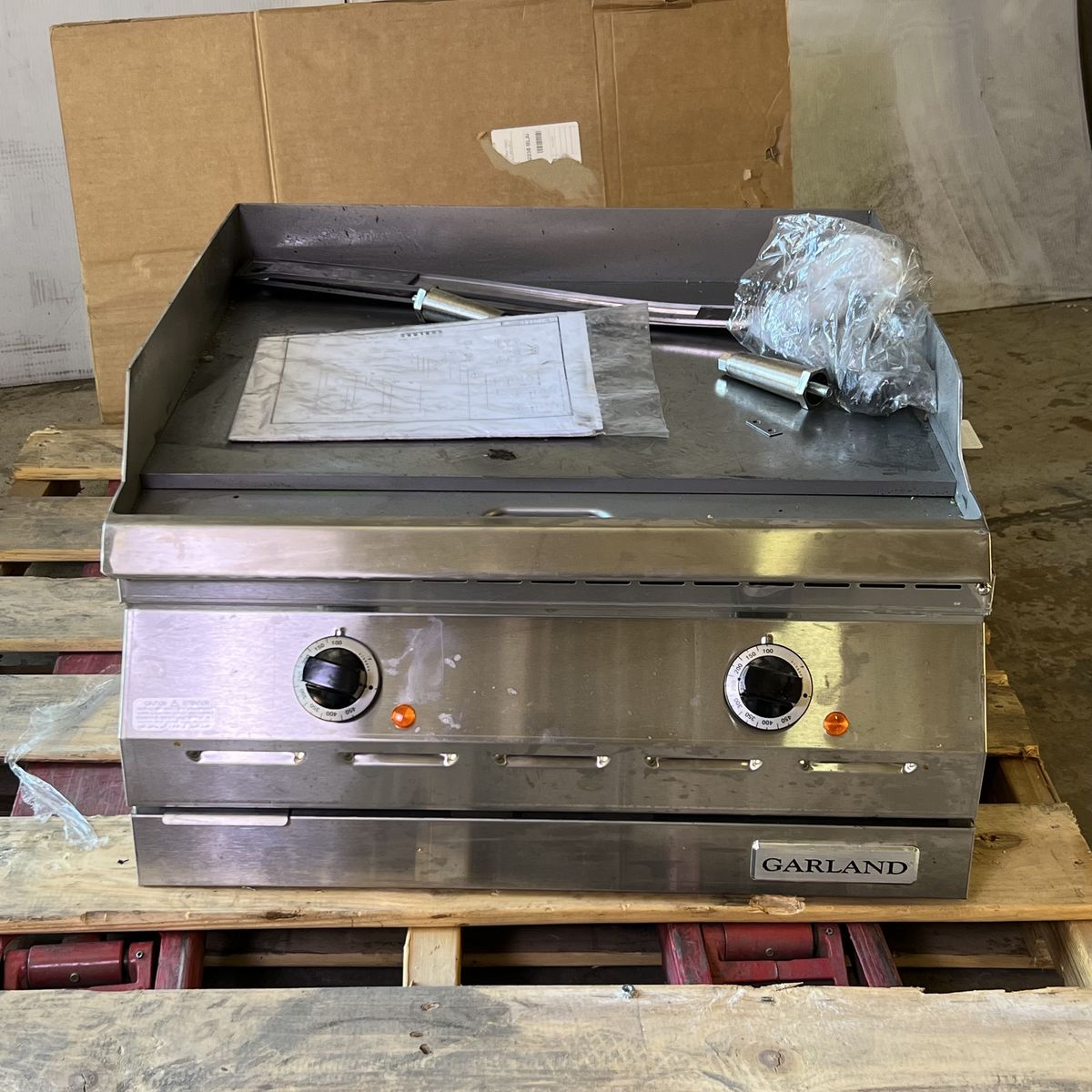 GARLAND Electric Commercial Range Sz 24"W x 24"L x 14"H, ED-24G (New w/ Damage, One Leg Missing)