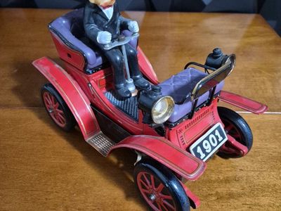 "Shaking Antique Car" produced in Japan during the 1950s or 1960s. Good Condition!