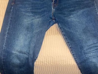 4 lucky mens jeans and 1 Kenneth Cole athletic and slim Fit - Sizes 32x30 and 33x30 - Excellent Condition