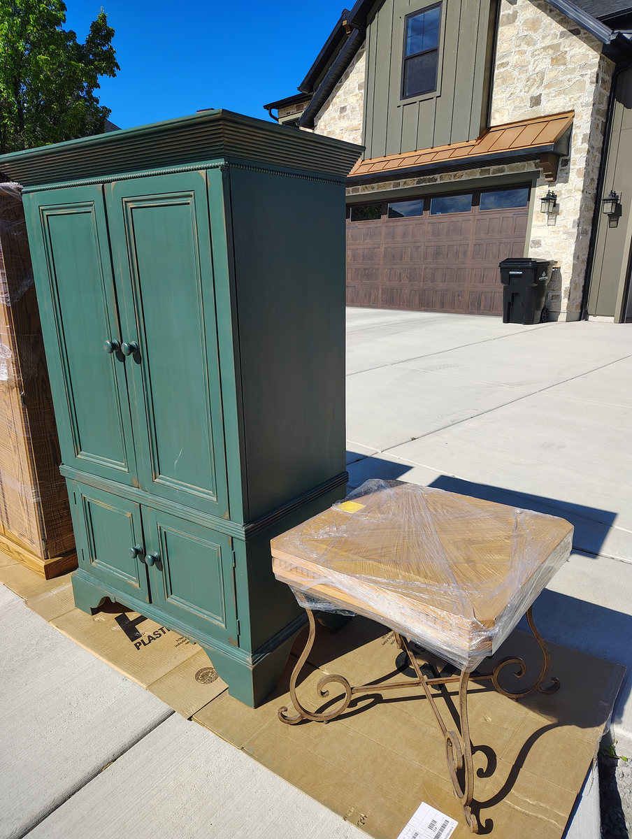 Free items: 1 entertainment getup, 1 occasional table (oak colored one is gone)