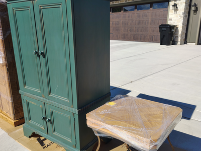 Free items: 1 entertainment getup, 1 occasional table (oak colored one is gone)