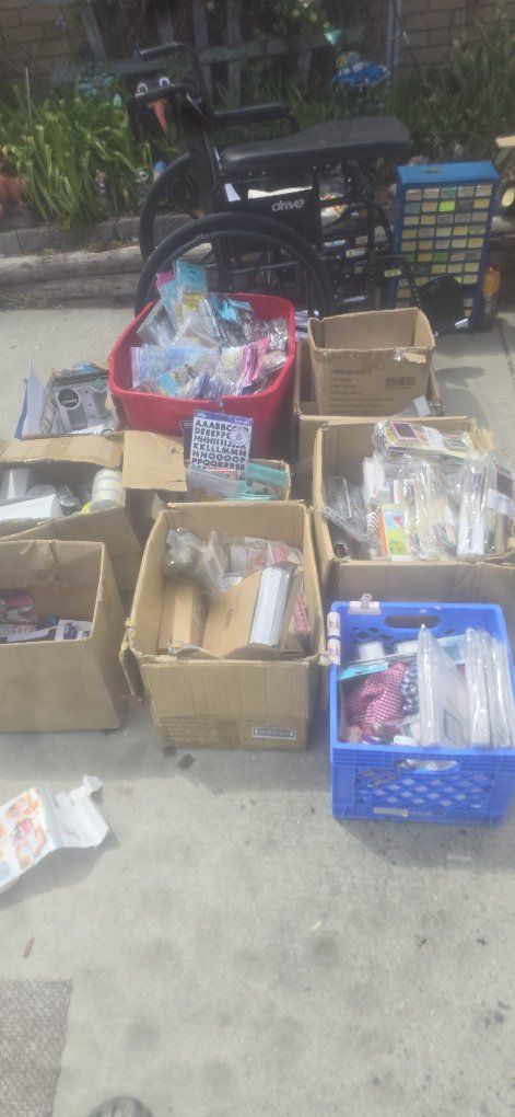 SCRAPBOOKING, CRAFTS, AMERICAN CRAFTS, STICKERS, PAPER, GLITTER, PICTURE PUNCHES, ALL KINDS OF PAPER STOCK CRAFTS.
