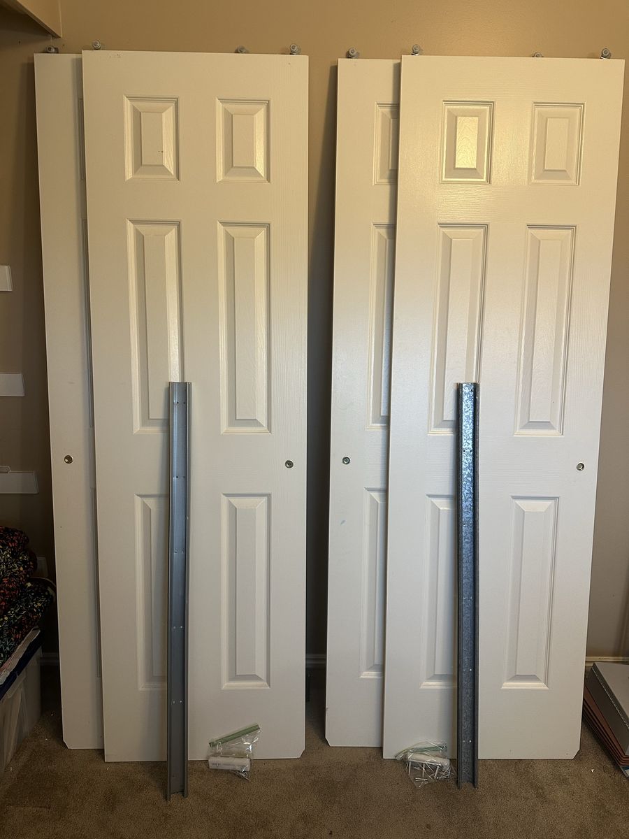 Sliding closet doors set