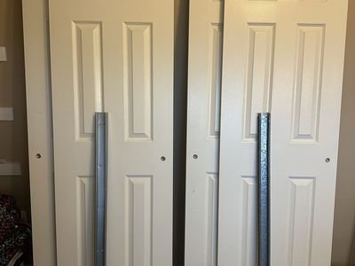 Sliding closet doors set