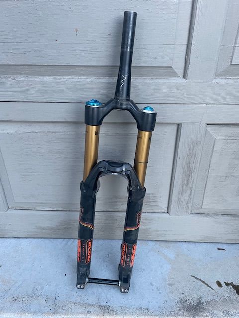 Various forks (Fox, Rock Shox, DVO, Trust, Lefty)